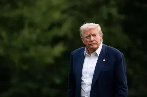 ترامب يسير في الهواء الطلق، مع تعبير جاد، في خلفية خضراء، مما يعكس تراجع تأييده بسبب قضايا الاقتصاد والهجرة.