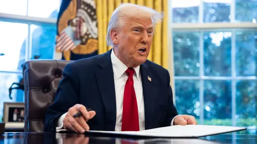 ترامب يتحدث أثناء توقيع أمر تنفيذي في المكتب البيضاوي، حيث يتناول قضايا انتخابات الناخبين وإجراءات التصويت.