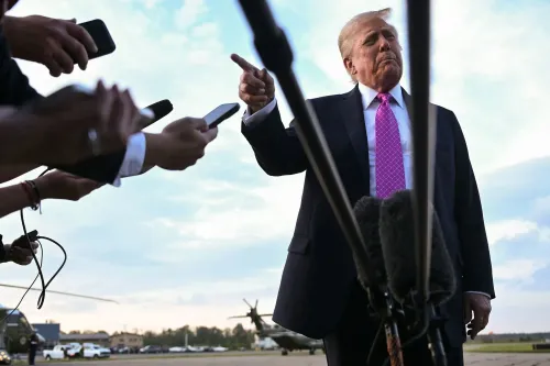 ترامب يتحدث للصحفيين أثناء مؤتمر صحفي، مع التركيز على قضايا العنف السياسي وتأثير الخطاب اليساري.