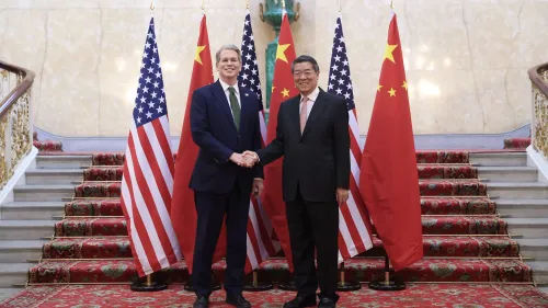 توقيع اتفاق تجاري بين الولايات المتحدة والصين، مع المسؤولين الأمريكيين والصينيين في موقع رسمي، يعكس جهود تحسين العلاقات الاقتصادية.