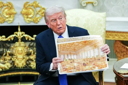 ترامب يعرض تصميم قاعة جديدة في البيت الأبيض، مع تفاصيل فاخرة ومقاعد تتسع لـ200 شخص، في إطار مشروع توسعة الجناح الشرقي.
