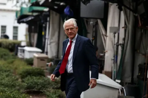 بيتر نافارو، مستشار اقتصادي سابق، يتجول في حديقة البيت الأبيض، مشيراً إلى تأثيره في السياسة التجارية للرئيس ترامب.