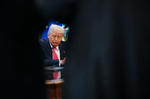 ترامب يبدو قلقًا أثناء اجتماع رسمي، مع التركيز على قضايا الاقتصاد وسوق العمل المتدهور، في ظل تحديات سياسية متزايدة.