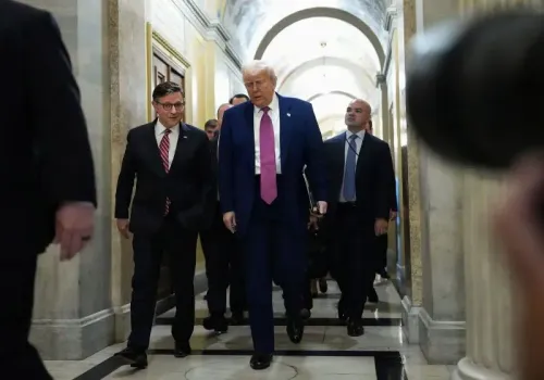 ترامب يسير في ممر الكابيتول هيل مع مستشارين، وسط توتر حول مشروع قانون الميزانية وتأثيره على إرثه الرئاسي.