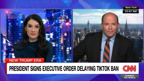 مراسلان يتحدثان في استوديو تلفزيوني عن قرار ترامب بتأجيل حظر تيك توك، مع خلفية لمدينة نيويورك.