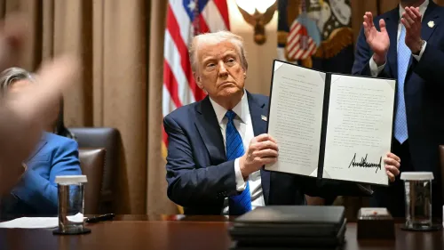 ترامب يحمل أمرًا تنفيذيًا جديدًا لحماية الانتخابات الأمريكية، مع التركيز على إثبات الجنسية للتسجيل.