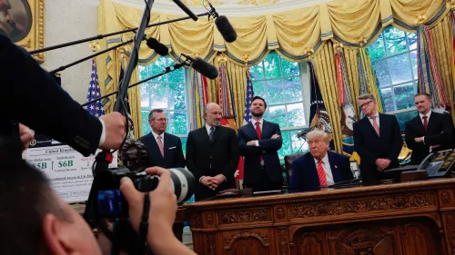 اجتماع في المكتب البيضاوي حيث يظهر ترامب مع مستشارين، وسط أجواء من الترقب حول تفاصيل الاتفاق التجاري مع المملكة المتحدة.