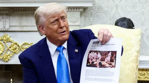 ترامب يحمل ورقة مطبوعة تحتوي على صورة من فيديو يظهر عملية دفن جماعي، خلال اجتماع مع رئيس جنوب أفريقيا في المكتب البيضاوي.