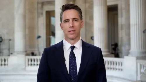 السيناتور جوش هاولي يتحدث أمام مبنى الكابيتول، مع التركيز على قضايا الطائرات والهدية القطرية للرئيس ترامب.