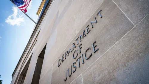 واجهة مكتب وزارة العدل الأمريكية، مع لافتة تحمل الاسم، وزي العلم الأمريكي في الخلفية. تعكس التغييرات في جهود إصلاحات الشرطة.