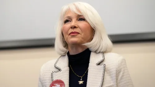 تينا بيترز، كاتبة مقاطعة ميسا السابقة، تظهر في حدث، حيث تواجه اتهامات بالتلاعب بآلات التصويت بعد انتخابات 2020.