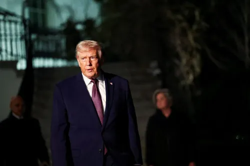 ترامب يسير خارج البيت الأبيض، مع التركيز على تعبير وجهه الجاد، في إطار حديثه عن سوق العمل ومعدل البطالة.