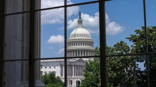 منظر لواجهة مبنى الكابيتول الأمريكي، يظهر القبة تحت سماء زرقاء مع سحب بيضاء، مما يعكس النشاط السياسي في واشنطن.