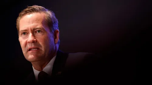 مايك والتز، مستشار الأمن القومي، يتحدث بجدية، مع تعبيرات وجه تعكس التوترات السياسية الحالية في إدارة ترامب.