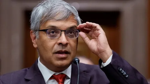 الدكتور جاي بهاتاشاريا، خبير الصحة، يتحدث خلال جلسة استماع في مجلس الشيوخ حول اللقاحات وأبحاث الصحة العامة.