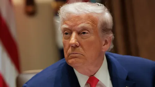 ترامب أثناء اجتماع في البيت الأبيض، يتميز بتعبير جدي. تتعلق الصحة العامة للرئيس بتفاصيل الفحص البدني الأخير الذي أظهر لياقته.