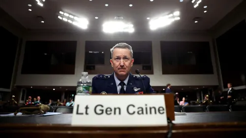 الجنرال دان كين يجلس أمام لجنة القوات المسلحة في مجلس الشيوخ خلال جلسة استماع لتعيينه رئيسًا لهيئة الأركان المشتركة، مع التركيز على قضايا الأمن القومي.