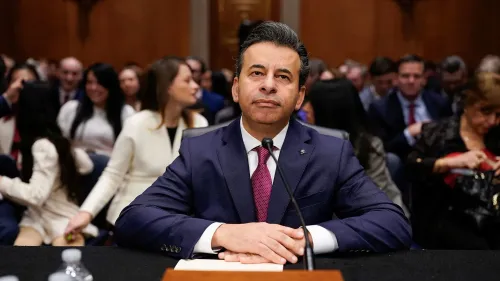 الدكتور مارتي ماكاري يجلس أثناء جلسة استماع في مجلس الشيوخ لتأكيد تعيينه مفوضًا لإدارة الغذاء والدواء، حيث يناقش قضايا غذائية وصحية.