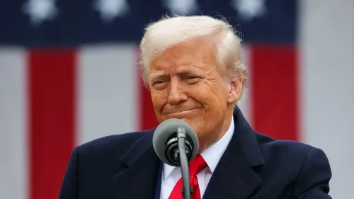 دونالد ترامب يتحدث خلال حدث عام، مع العلم الأمريكي خلفه، معبرًا عن آرائه حول الرسوم الجمركية والتجارة الدولية.