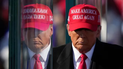 دونالد ترامب يرتدي قبعة حمراء مكتوب عليها \"اجعل أمريكا عظيمة مرة أخرى\"، مع تعبير جاد، يعكس تحديات إدارته القادمة.