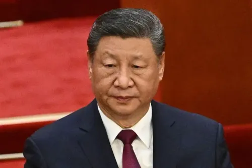 شي جين بينغ، الرئيس الصيني، يظهر بملامح جدية خلال حدث رسمي، مما يعكس التوترات الحالية في العلاقات التجارية مع الولايات المتحدة.