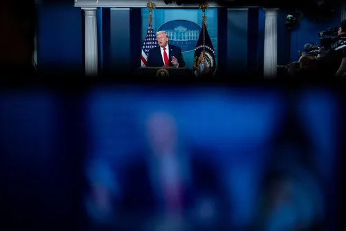 ترامب يتحدث في مؤتمر صحفي بالبيت الأبيض، مع التركيز على التوترات التجارية مع أوروبا بشأن غرينلاند.