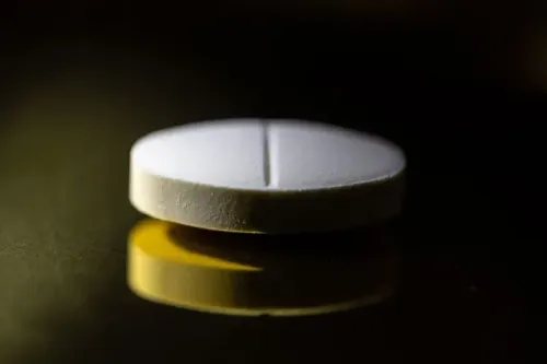 قرص أبيض من الأموكسيسيلين، المضاد الحيوي الأكثر وصفًا في الولايات المتحدة، يعكس القلق حول الاعتماد على المواد الخام الصينية.