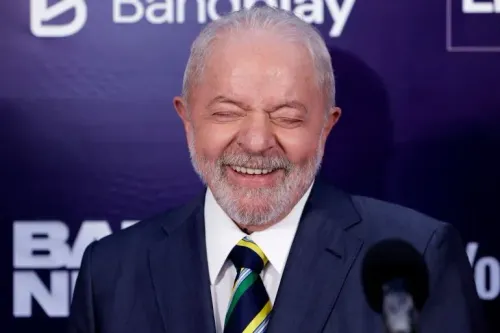 ابتسامة الرئيس البرازيلي لويس إيناسيو "لولا" دا سيلفا أثناء تصريحاته حول التوترات التجارية مع الولايات المتحدة، مع خلفية تحمل شعار بنك.