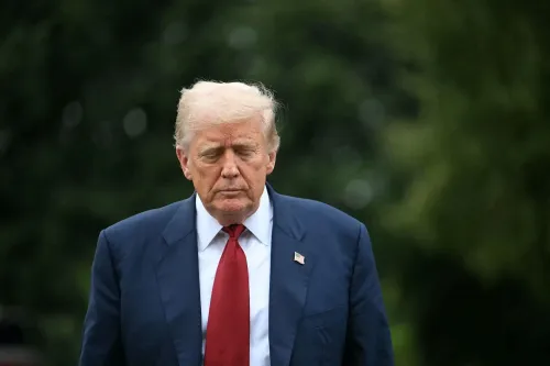 ترامب يسير بوجه عابس، مع إغلاق عينيه، في خلفية خضراء، مما يعكس التوترات حول التعريفات الجمركية وتأثيرها على الاقتصاد.