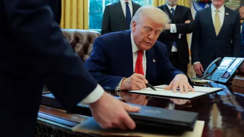 ترامب يوقع وثيقة في المكتب البيضاوي، محاطًا بمساعديه، في إطار جهوده لتعزيز التصنيع الأمريكي وسط التوترات التجارية العالمية.