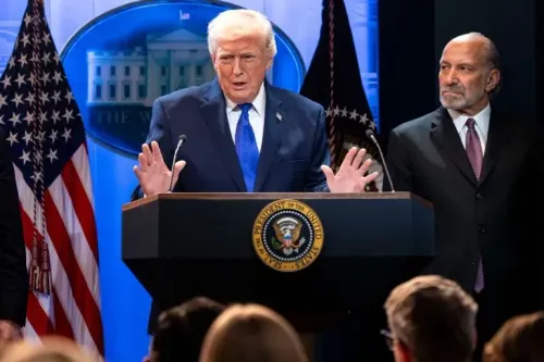 دونالد ترامب يتحدث خلال مؤتمر صحفي في البيت الأبيض، مع التركيز على التعريفات الجمركية وتأثيرها على الاقتصاد الأمريكي.