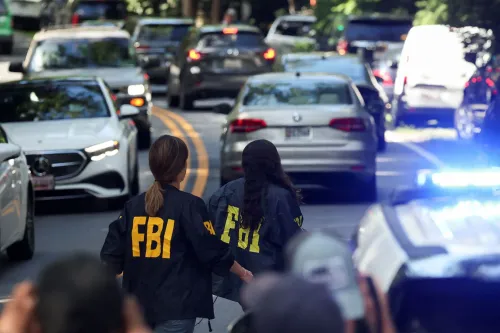 موظفتان من مكتب التحقيقات الفيدرالي (FBI) تسيران في شارع مزدحم بالسيارات، وسط أجواء مشحونة بالتحقيقات القانونية ضد ترامب.