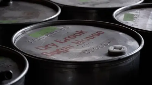 براميل معدنية تحمل علامة "Dry Brook Sugar House" في مصنع السكر، حيث يتم إنتاج شراب القيقب في نيويورك.