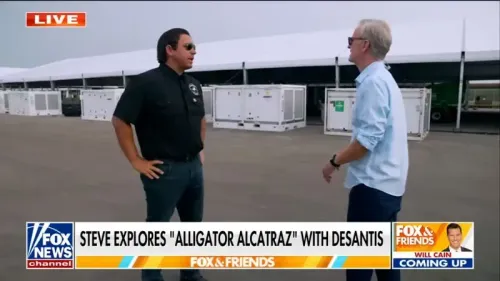 رجلان يتحدثان في موقع "ألكاتراز التماسيح" بفلوريدا، حيث تُعد منشأة احتجاز المهاجرين موضوعًا للجدل.