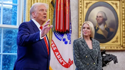 بام بوندي تقف بجانب دونالد ترامب في المكتب البيضاوي، حيث يتحدث عن وثائق إبشتاين، مع وجود صورة لجورج واشنطن خلفهم.