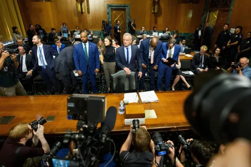 اجتماع في مجلس الشيوخ الأمريكي حيث يقف روبرت ف. كينيدي جونيور وسط عدد من الصحفيين والمستشارين، مع التركيز على قضايا الصحة العامة.