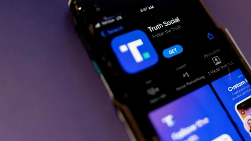 شاشة هاتف محمول تعرض تطبيق "Truth Social" مع أزرار للتنزيل والمعلومات، مما يعكس التوسع في الخدمات المالية لشركة ترامب ميديا.