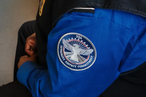 شعار إدارة أمن النقل (TSA) على زي أحد الموظفين، يعكس التوتر والقلق بسبب تأخر الرواتب خلال الإغلاق الحكومي.
