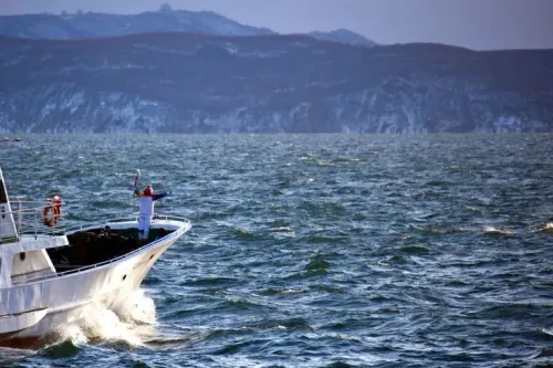 سفينة تبحر في مياه المحيط الهادئ قبالة ساحل كامتشاتكا، مع تحذيرات من تسونامي بعد زلازل قوية في المنطقة.