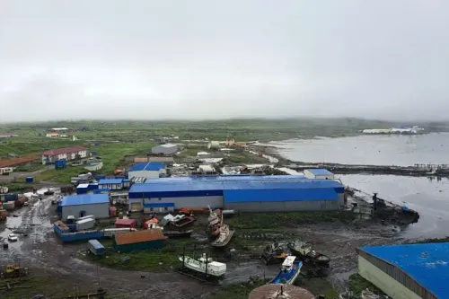 أضرار ناتجة عن تسونامي في مدينة سيفيرو كوريلسك الروسية، حيث غمرت المياه الميناء وجرفت السفن.