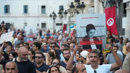 تجمع حشود من النشطاء في تونس للاحتجاج ضد الرئيس قيس سعيد، حاملين لافتات تطالب بالإفراج عن المعتقلين السياسيين، مع ترديد شعارات ضد الحكم الاستبدادي.