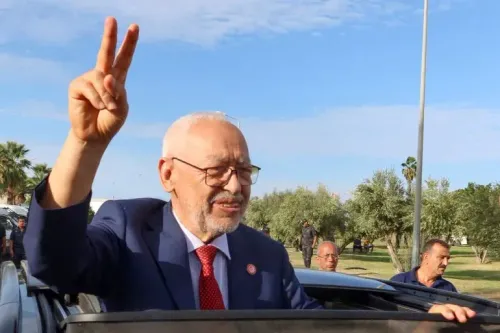 راشد الغنوشي، زعيم حركة النهضة التونسية، يرفع علامة النصر من سيارة، وسط أجواء سياسية مشحونة، بعد تدهور حالته الصحية.