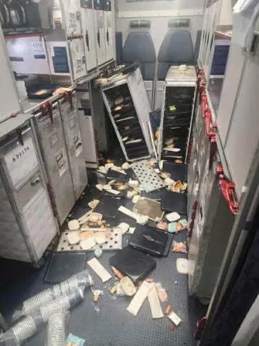 فوضى داخل مقصورة الطائرة بعد تعرضها لمطبات هوائية شديدة، حيث تتناثر الأطعمة والأدوات في جميع الاتجاهات.