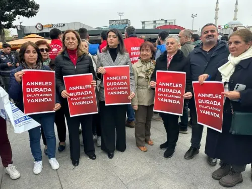 مجموعة من الأمهات تحتج خارج المحكمة في إسطنبول، يحملن لافتات تطالب بالعدالة لأبنائهن المعتقلين خلال المظاهرات.