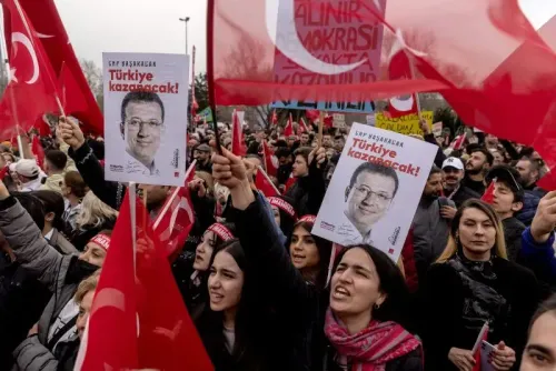 مظاهرة حاشدة في إسطنبول تأييدًا لرئيس بلدية المدينة أكرم إمام أوغلو، حيث يحمل المتظاهرون لافتات وأعلامًا حمراء.