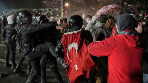 اشتباك بين الشرطة ومتظاهرين في إسطنبول خلال احتجاجات ضد اعتقال أكرم إمام أوغلو، مع وجود عناصر أمنية وحشود في الخلفية.