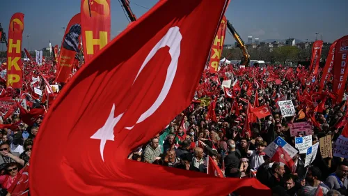 تجمع حشود كبيرة من المتظاهرين في إسطنبول، حاملي الأعلام التركية، احتجاجًا على اعتقالات سياسية ضد المعارضة.