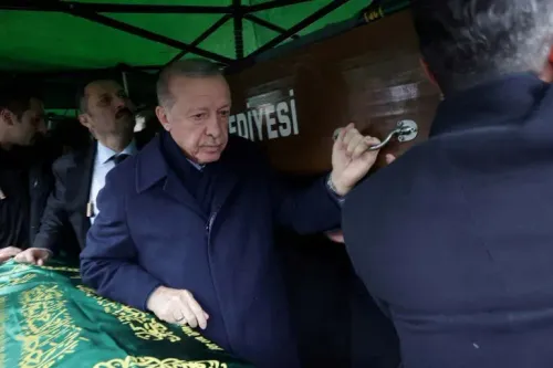 الرئيس التركي رجب طيب أردوغان يشارك في مراسم تشييع ضحايا حريق فندق جراند كارتال، حيث يظهر الحزن على وجهه وسط الحضور.