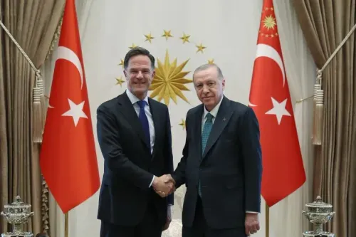 أردوغان ورئيس وزراء هولندا روته يتصافحان في أنقرة، في إطار جهود تركيا لإحياء مفاوضات السلام بين روسيا وأوكرانيا.