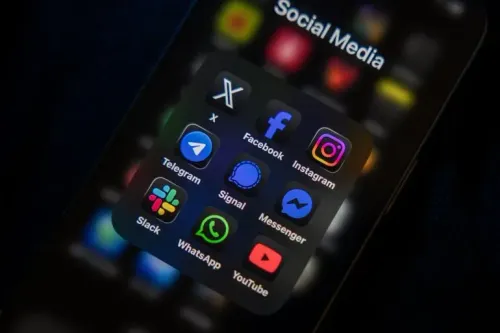 تطبيقات التواصل الاجتماعي على هاتف ذكي، تشمل Facebook وInstagram وYouTube، في سياق تشريع تركي يقيّد وصول الأطفال إليها لحمايتهم.
